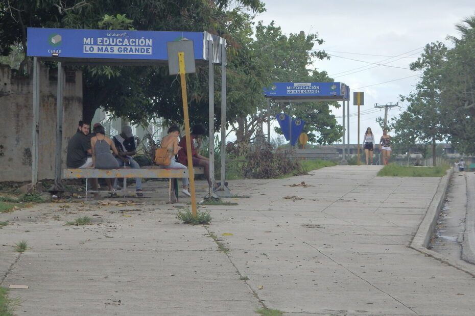 La Habana Bushaltestelle an der polytechnischen Universität CUJAE, Studierende warten auf den Bus nach Ende der Maskenpflicht