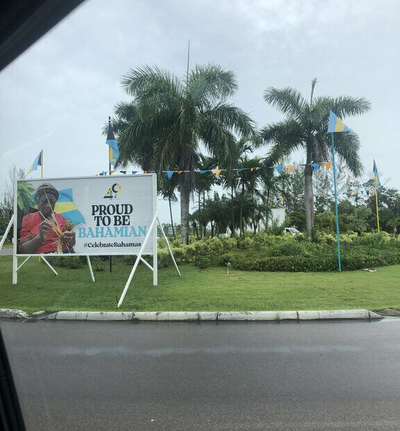 Straßenwerbeschild in Nassau, Bahamas: "Proud to be Bahamian"